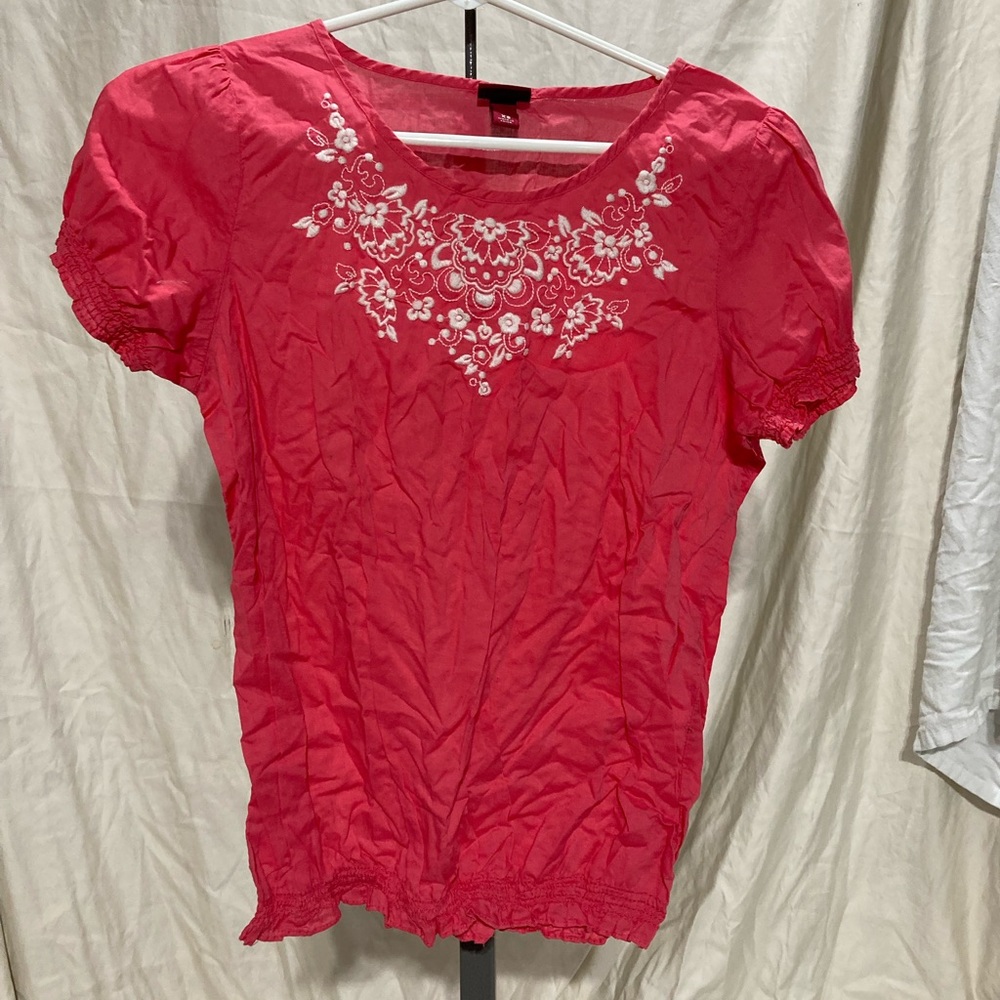 Merona size XS pink blouse with white embroidered flowers